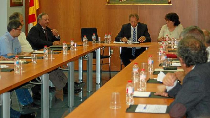 Els consellers del Consell Comarcal de la Cerdanya, amb el president, Ramon Moliner, obrint la reunió