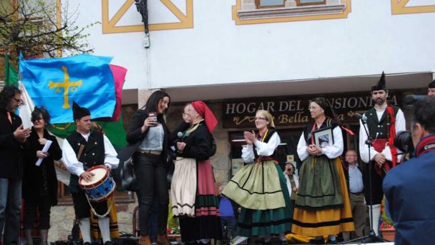 Cangas de Onís vela por la tradición El Ayuntamiento cangués recibe  el «Trasgu de oro»