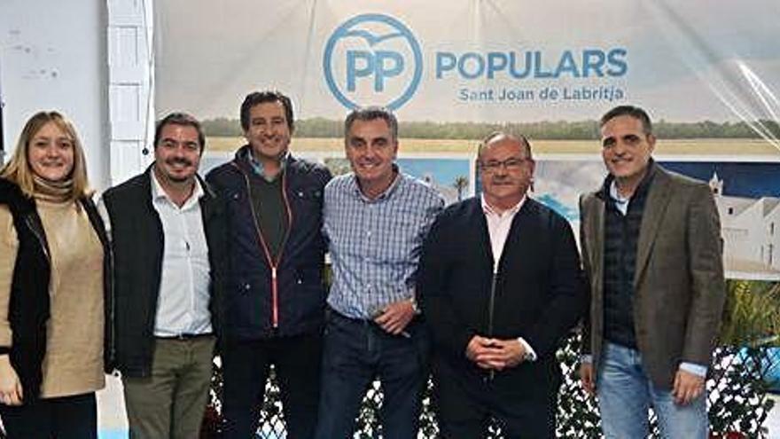 Tania Marí, Santiago Marí, Biel Company, Andreu Roig, Antoni Marí y José Vicente Marí Bosó, ayer, antes de la comida de los populares.