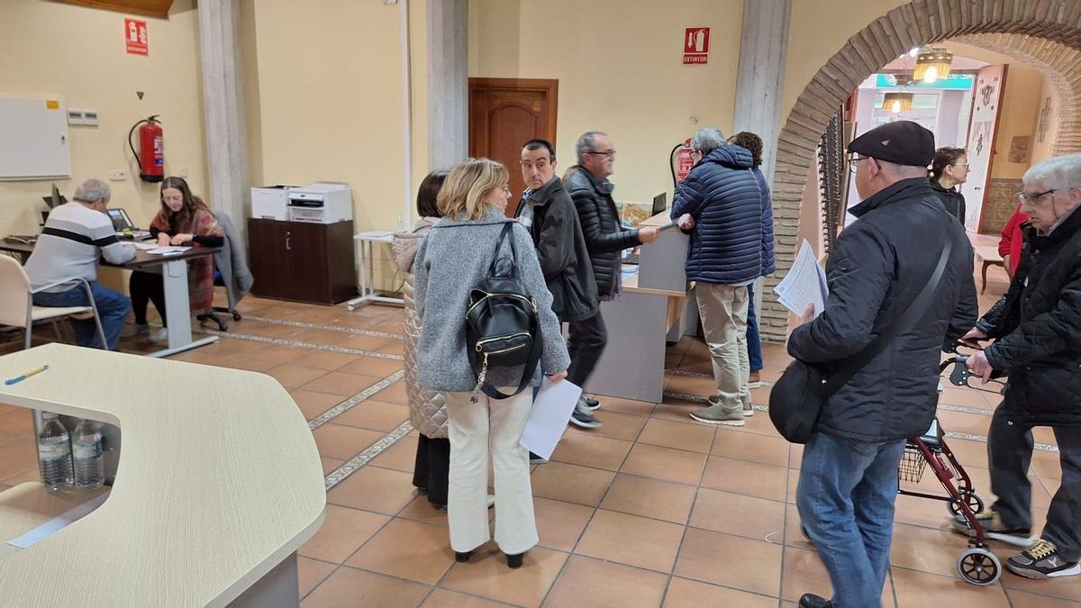 Cientos de personas han acudido este lunes a la oficina especial habilitada por el Ayuntamiento para informarse sobre las reducciones de la tasa de basura para este año.