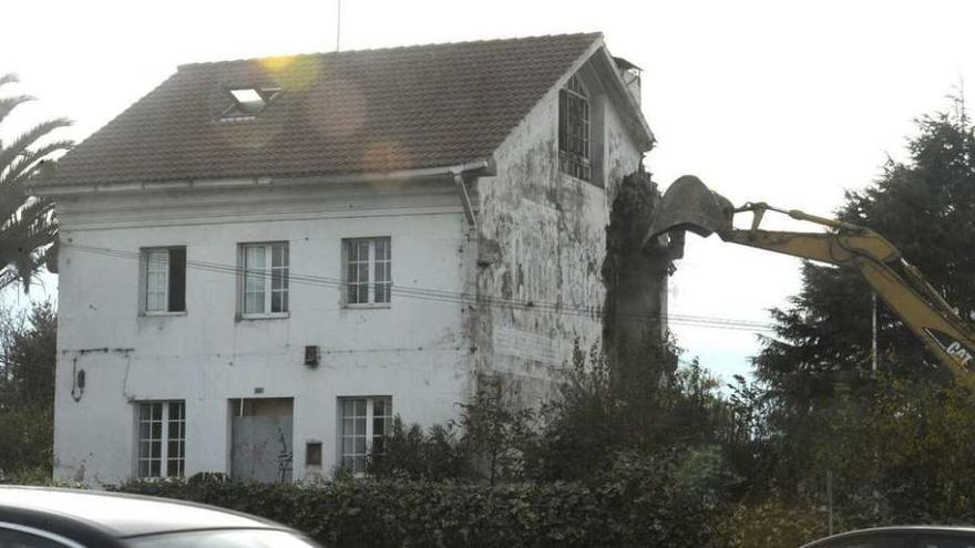 Una grúa derribando una vivienda en el polígono de San Vicente de Elviña en 2014.