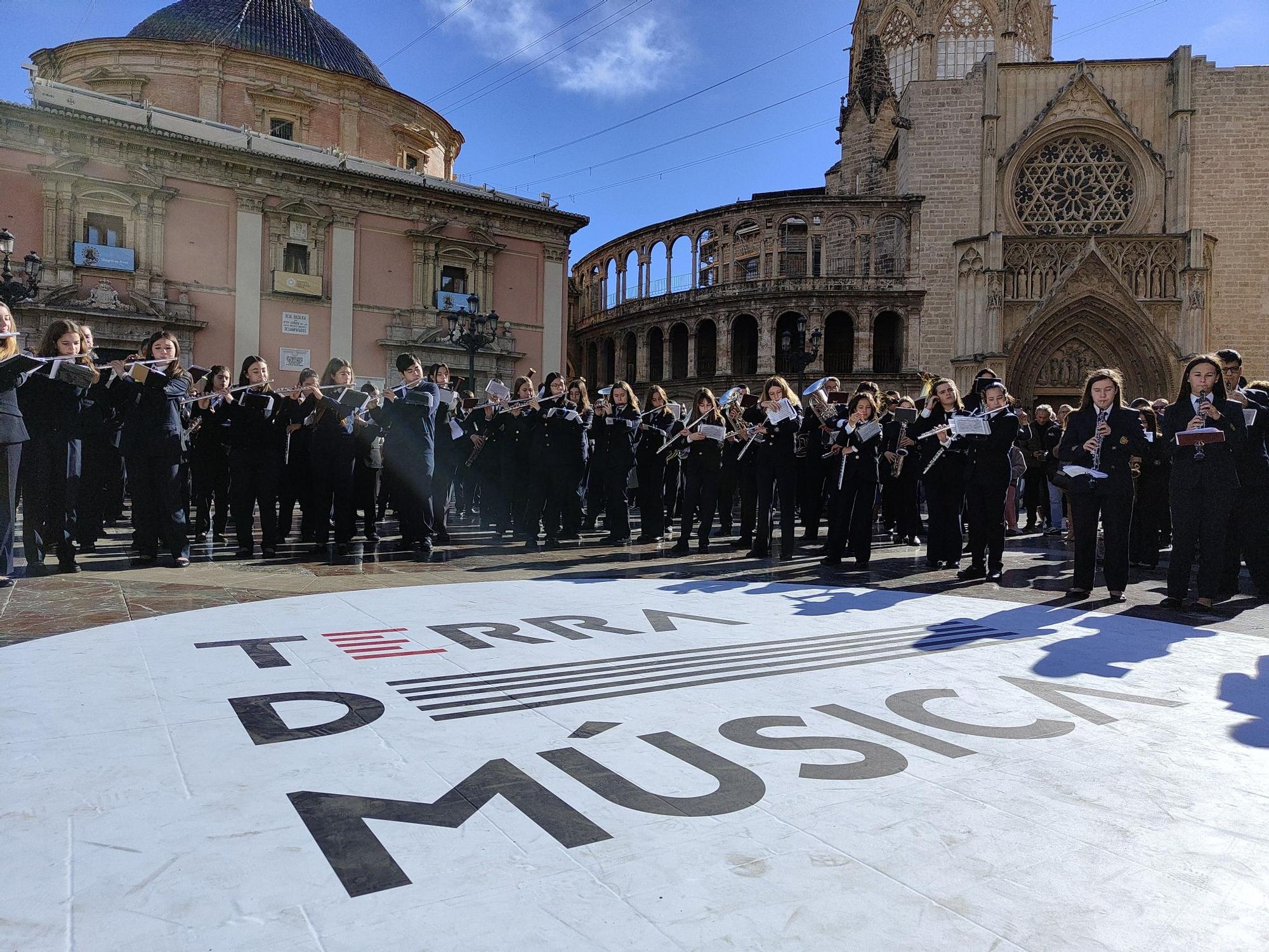 La música de banda resuena en la plaza de la Virgen de València