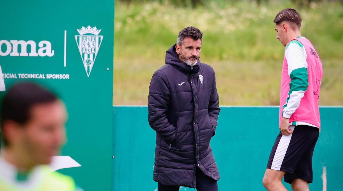 Iván Ania, junto a Dani Requena, en el entrenamiento celebrado este miércoles en la Ciudad Deportiva.