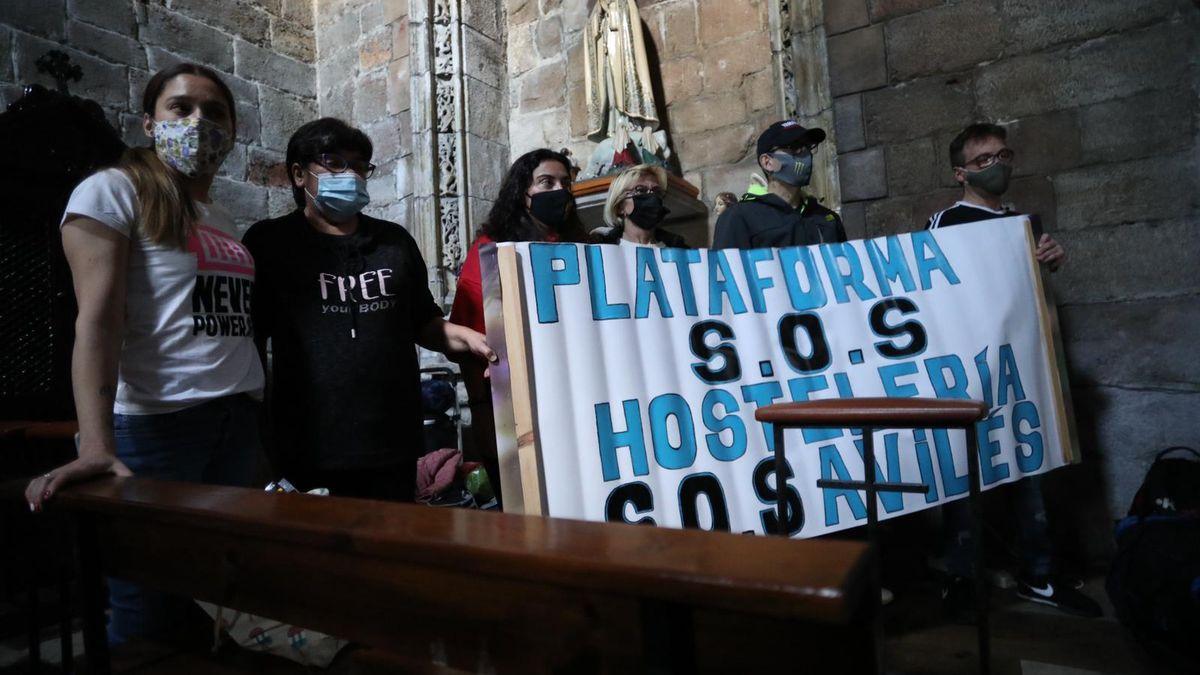 Seis hosteleros se encierran en una iglesia en Avilés: "Queremos comer el mes que viene"