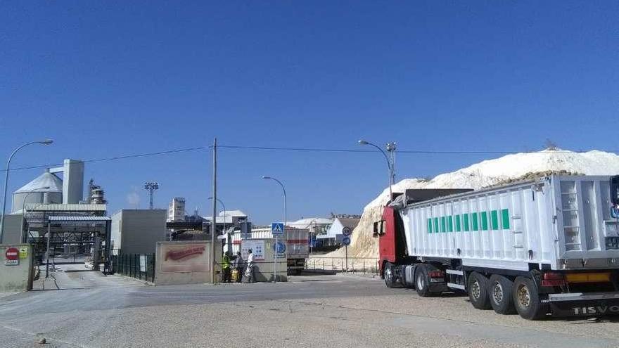 Un camión se dispone a entregar remolacha en las instalaciones de la Azucarera de Toro.