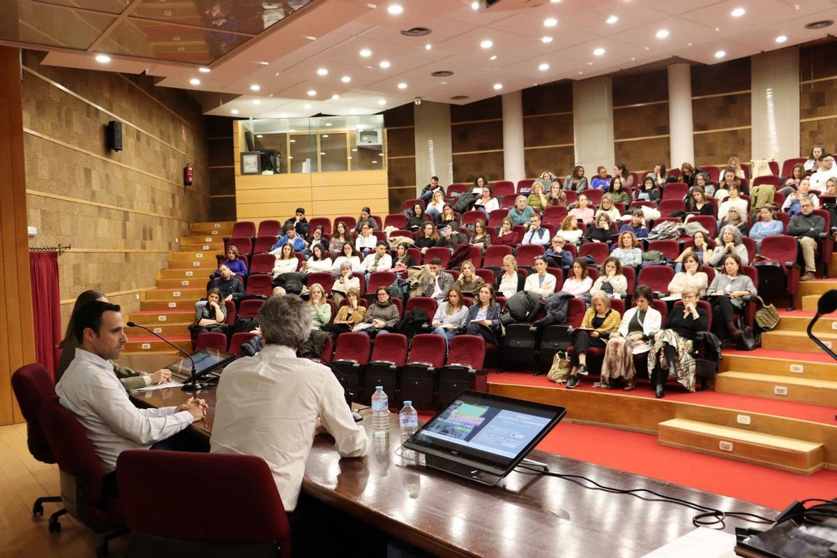 Profesionales en la jornada sobre osteoporosis en el Hospital de Alicante