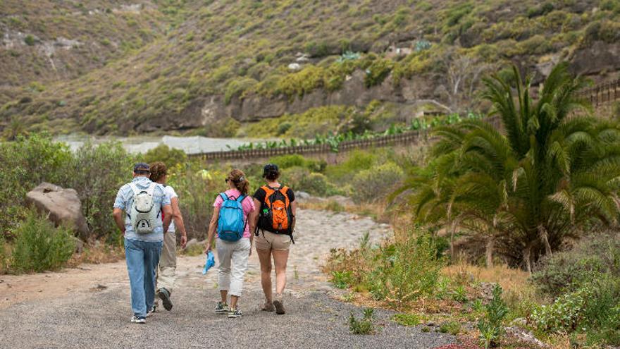 Senderistas por el camino actual del Guiniguada.