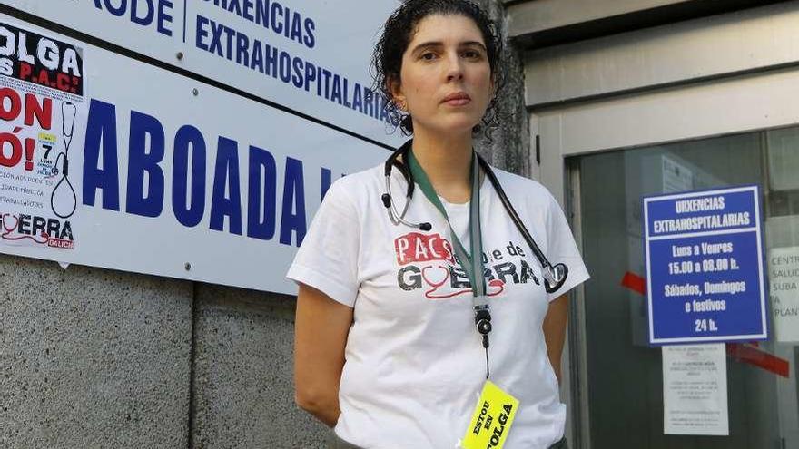 La doctora Elisa Ausín, frente al Punto de Atención Continuada de Vigo. // Alba Villar