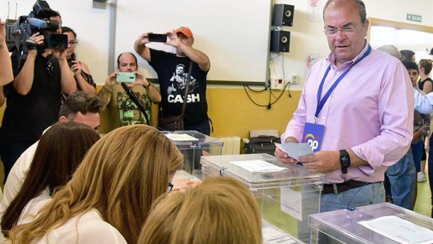 Monago atribuye la mayoría absoluta del PSOE &quot;a los miles de votos de Vox&quot;