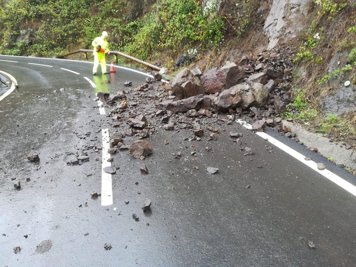 Imagen de uno de los derrumbes en una vía de La Gomera durante la tormenta Therese.