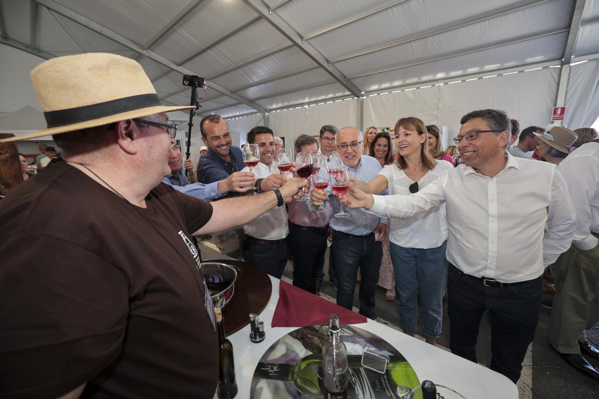 Antonio Morales, presidente del Cabildo de Gran Canaria, brinda con el vino de La Montaña junto a representantes públicos de las medianías.