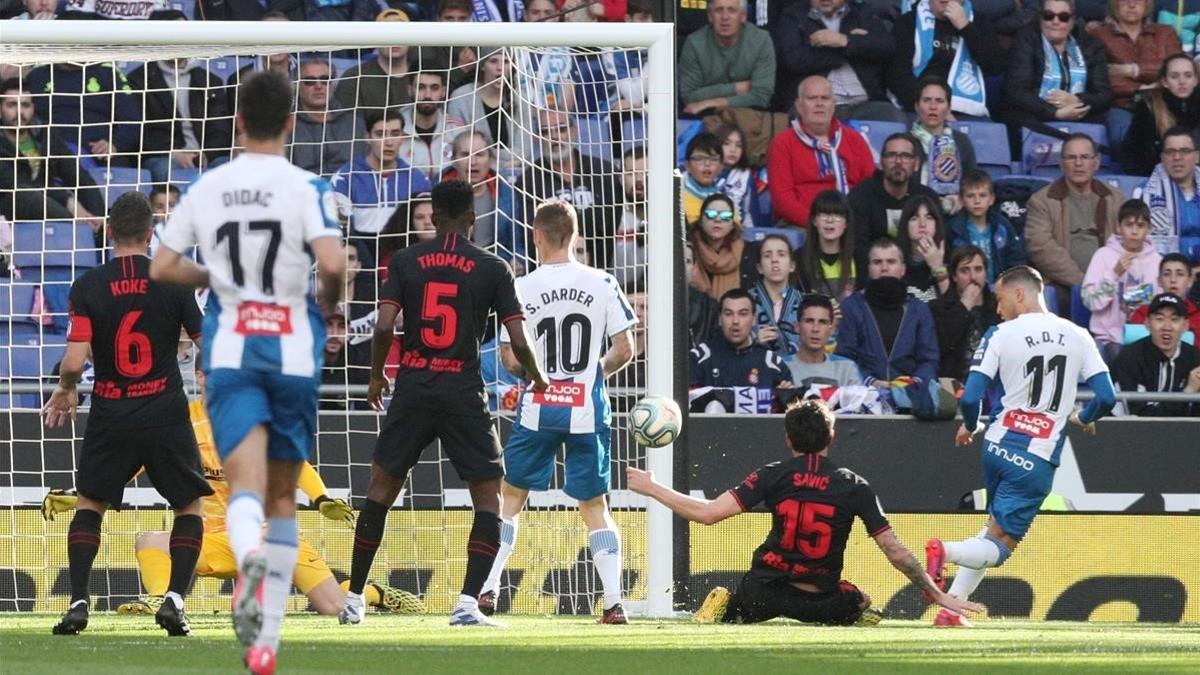 Savic se marca un autogol ante la presión de Raúl de Tomás.