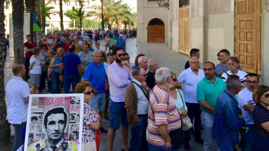 Colas en las taquillas de la Plaza de Toros de Alicante para conseguir entradas de la Feria de Hogueras