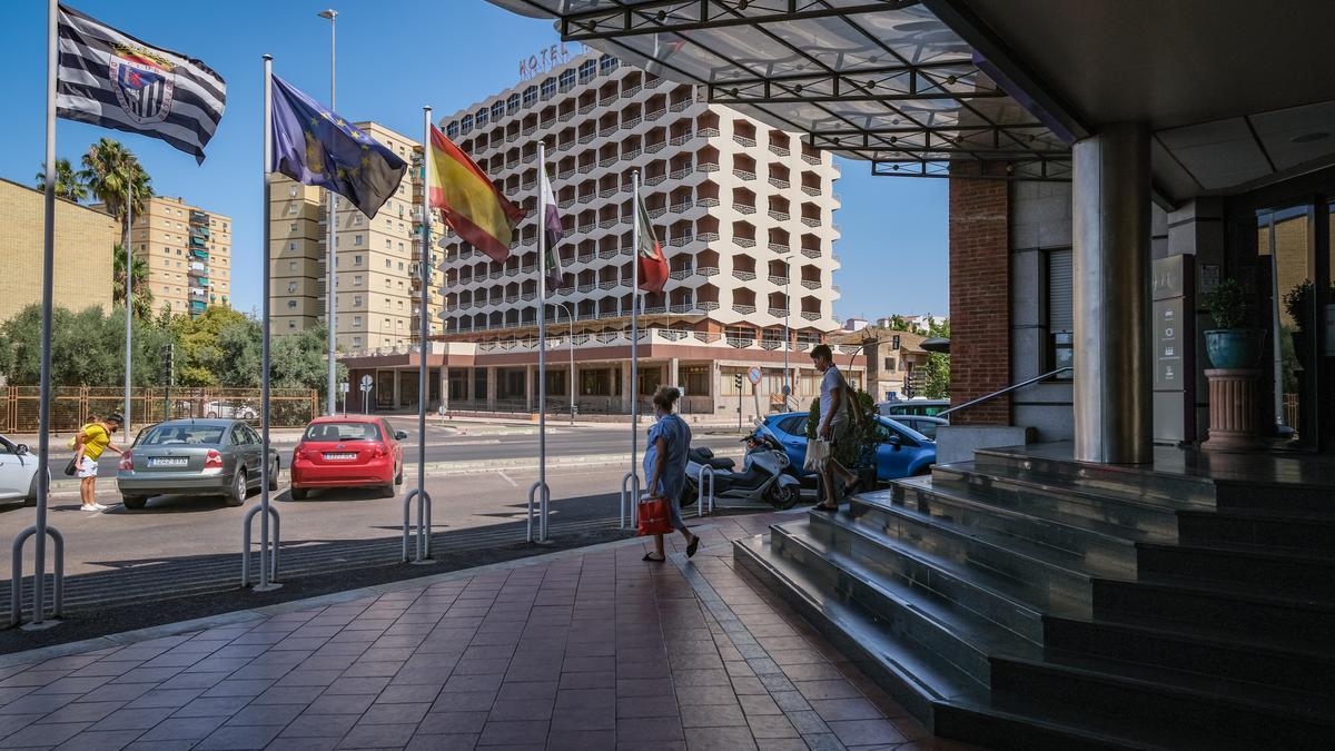 Dos turistas salen del hotel Mercure Río en Badajoz.