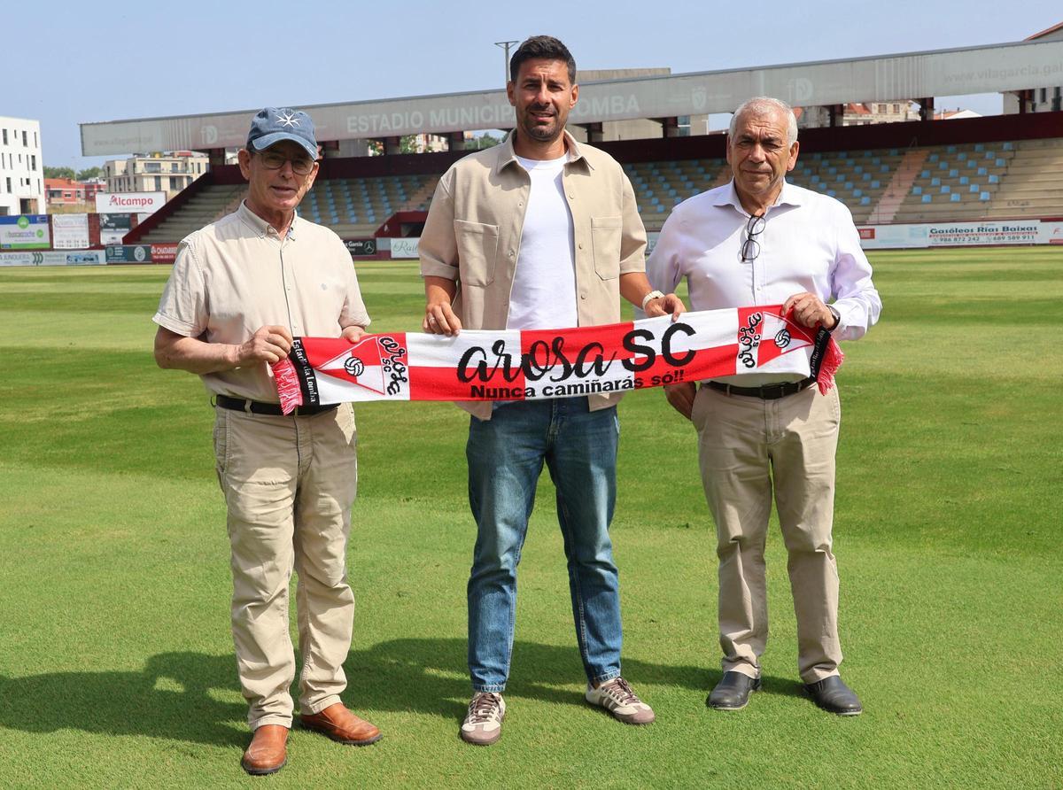 El directivo Joaquín Romero y el presidente Manuel Abalo junto al nuevo técnico.