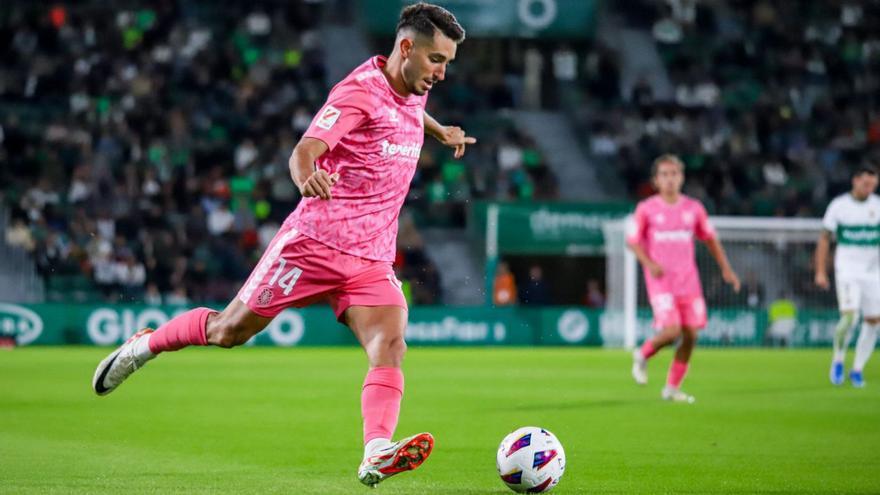 Roberto López, con el balón anoche en el Martínez Valero. | | LOF