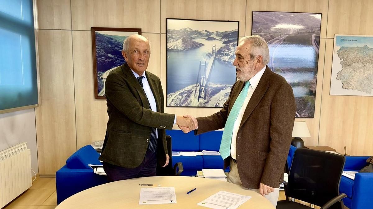 Por la izquierda, Nicanor Fernández, presidente de la Fundación Oso de Asturias, y Eduardo Arrojo, director general de Aucalsa, tras la firma del convenio.