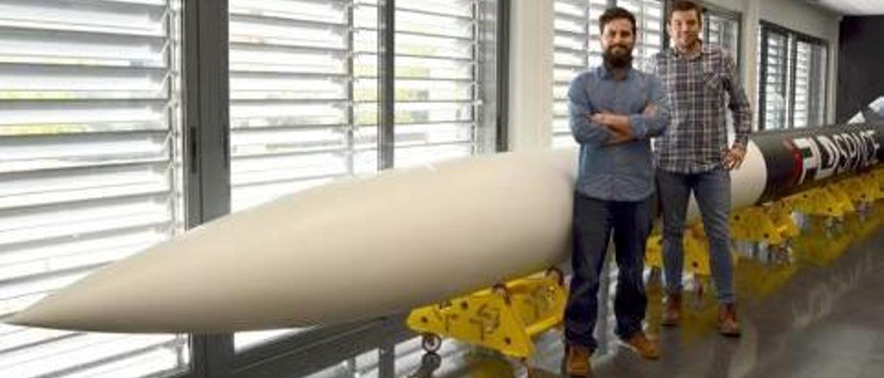 Raúl Verdú y Raúl Torres, cofundadores de la ilicitana PLD Space, junto a un cohete.