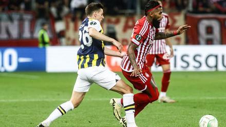 Resumen, goles y highlights del Olympiacos 3 - 2 Fenerbahçe de la ida de cuartos de final de la Conference League