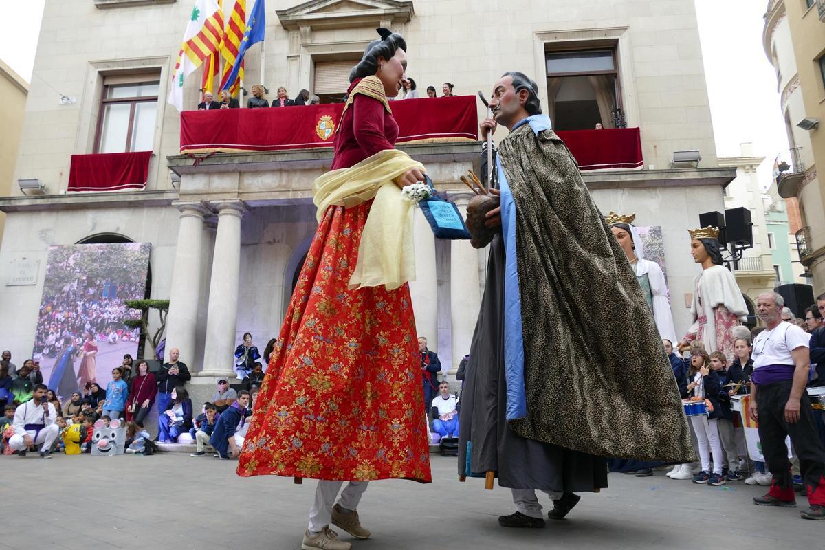 El ball dels gegants Gala i Dalí a la plaça de l'Ajuntament