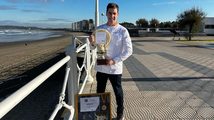 Samuel Suárez sostiene su campeonato del mundo, con su campenato de España a los pies. | N. M.