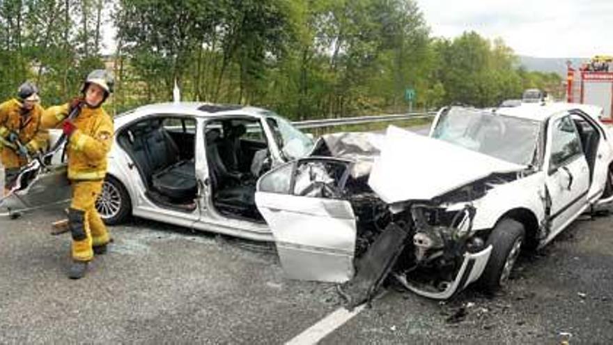 Estado en el que quedaron los dos vehículos implicados en el accidente de Cambados.