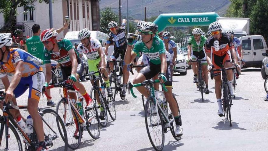 Jaime Rosón y su compañero Cristian Rodríguez, en el pelotón perseguidor a su paso por Lubián.