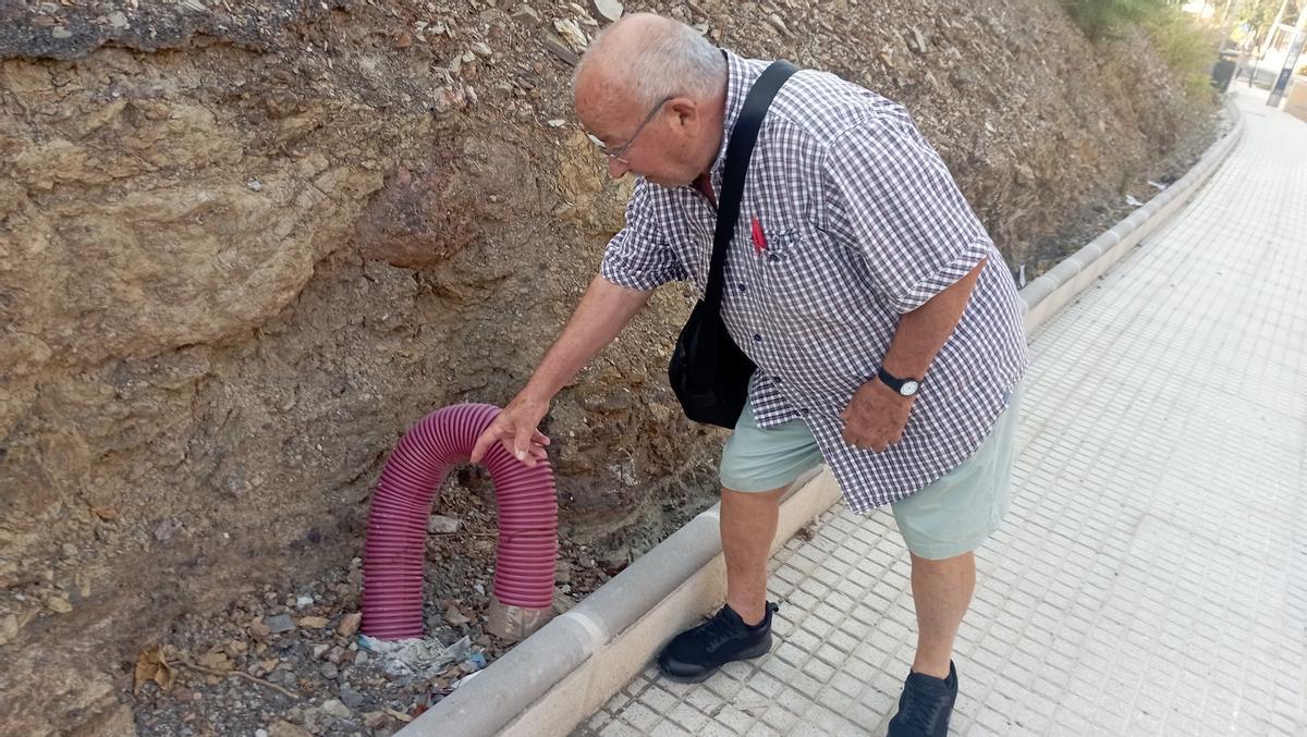 Miguel Campos muestra uno de los puntos, a la espera de  la farola, en el nuevo tramo con farolas del Camino del Colmenar.