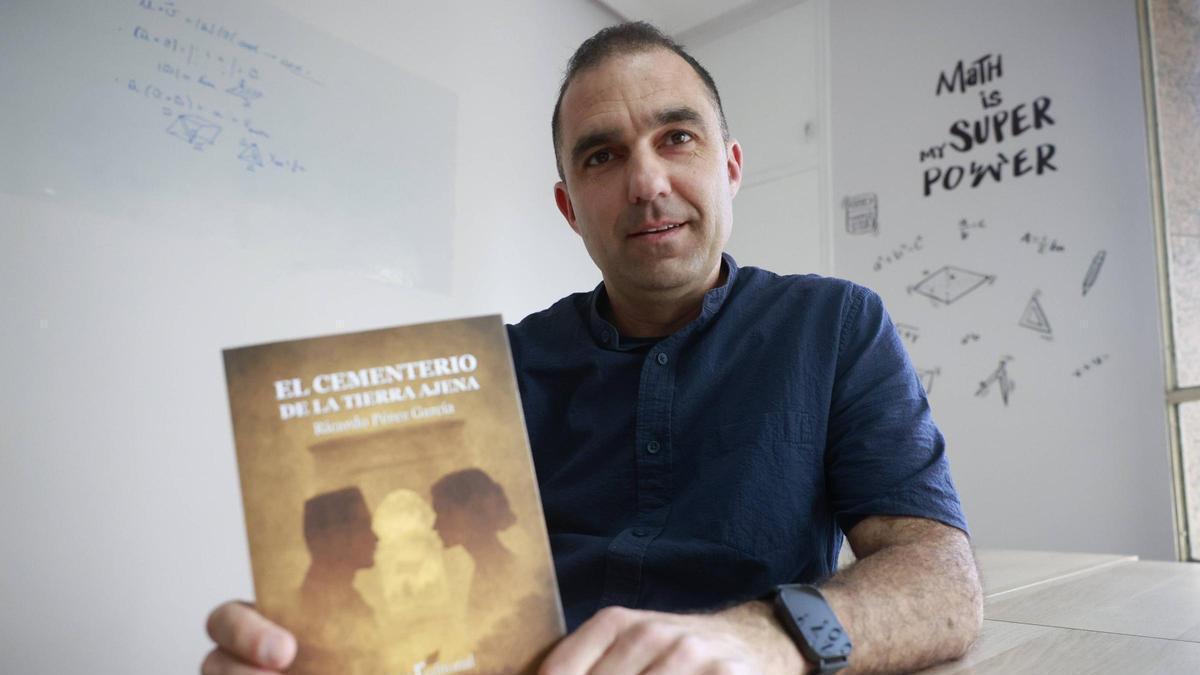 El profesor y escritor Ricardo Pérez García aborda la historia del cementerio musulmán de Barcia en su nuevo libro "El cementerio de la tierra ajena"