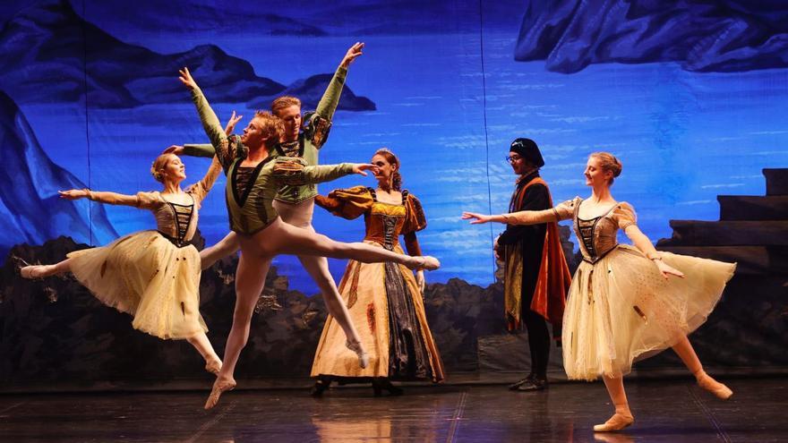 Oviedo quiere danza: “El lago de los cisnes” enamora al Campoamor