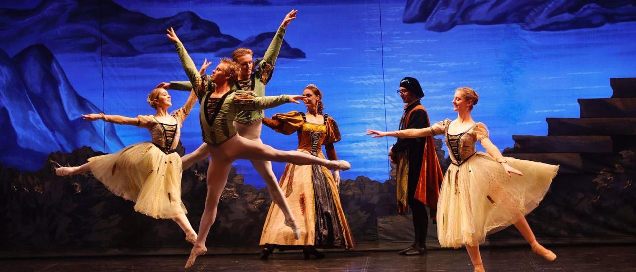 Intérpretes del Ballet Nacional Ruso, ayer, en la representación de “El lago de los cisnes”. | Miki López