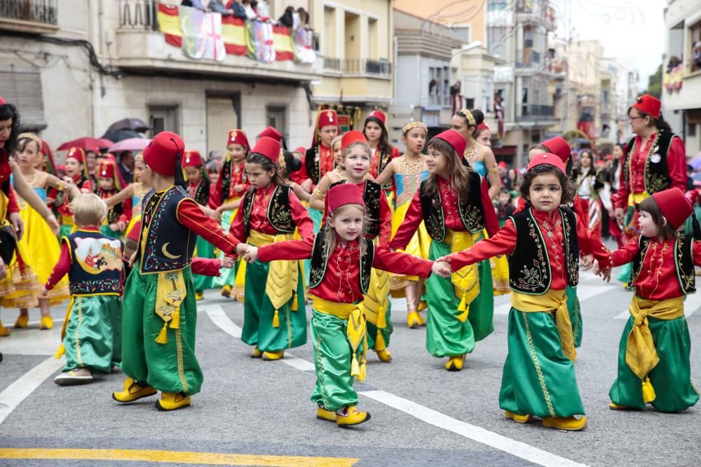 Los niños de todas las comparsas consiguen lucirse durante el Desfile Infantil a pesar del tiempo