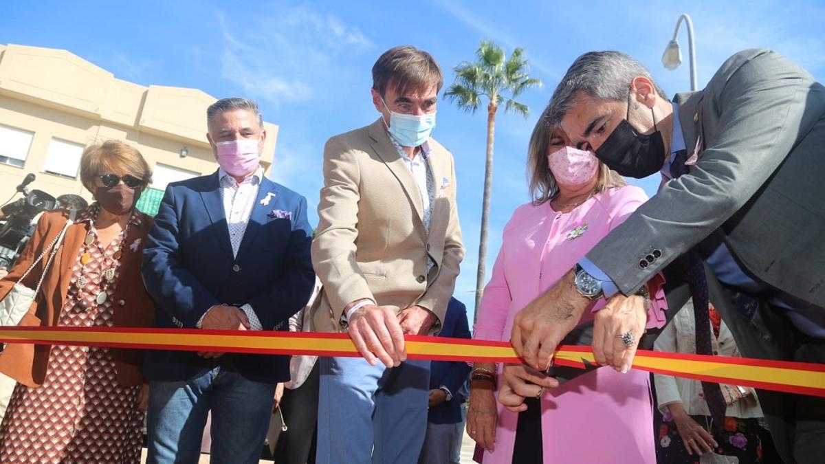 El alcalde de Benalmádena, Víctor Navas, corta la cinta inaugural de la nueva sede de la AECC.