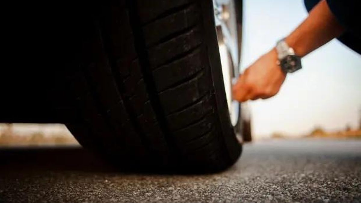 ¿Se te ha pinchado la rueda del coche? Este es el truco de un mecánico para "reparar" el neumático en un minuto