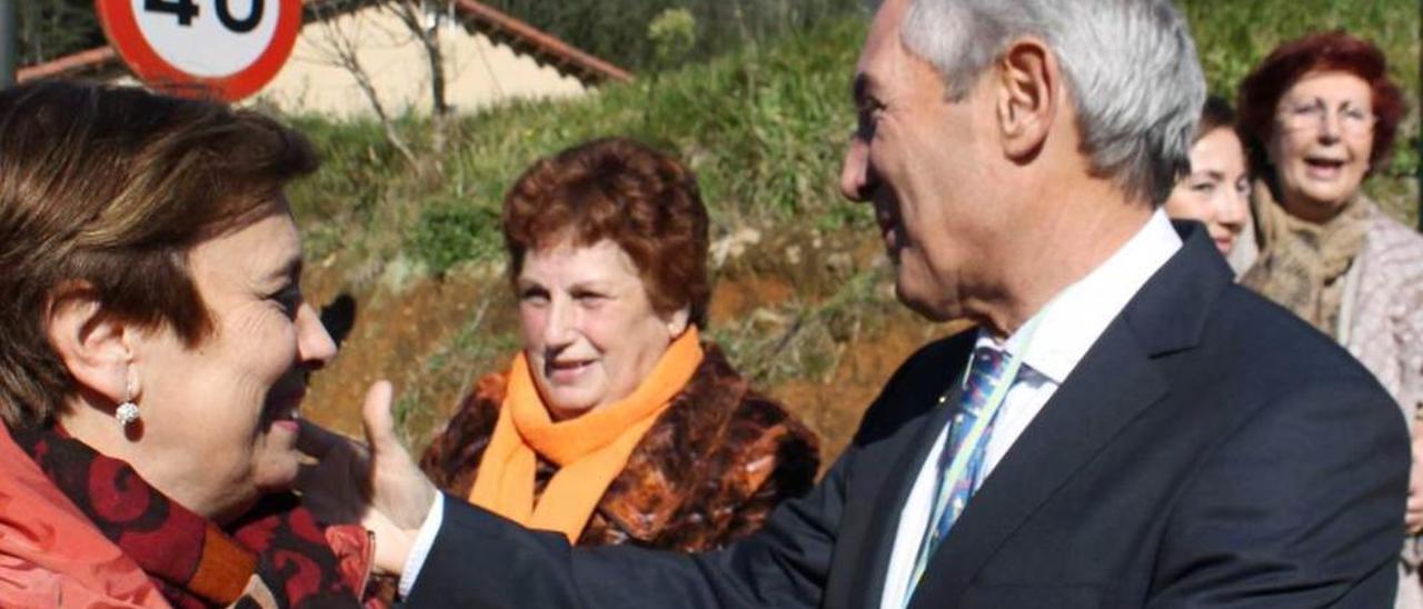 Alonso saluda a las vecinas tras inaugurar la calle, en San Román.