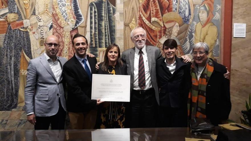 El alcalde, José María González, y Curro Moriel, reciben el premio en Madrid.