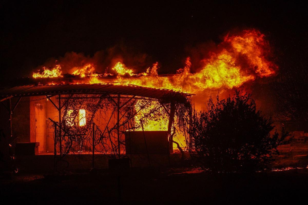 Dos grandes incencios cerca de Atenas obligan a evacuar a miles de personas