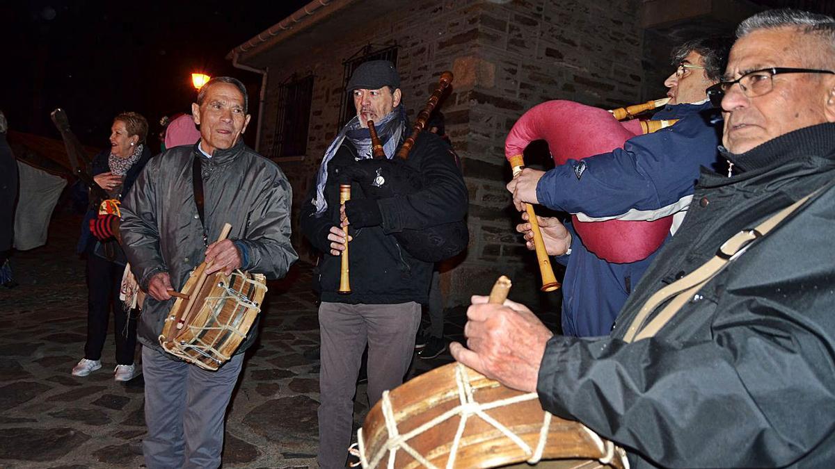 Santiago Requejo Martín “Viola” en primer término, con su hijo Manuel, Gumer y Celso Remate. | Araceli Saavedra