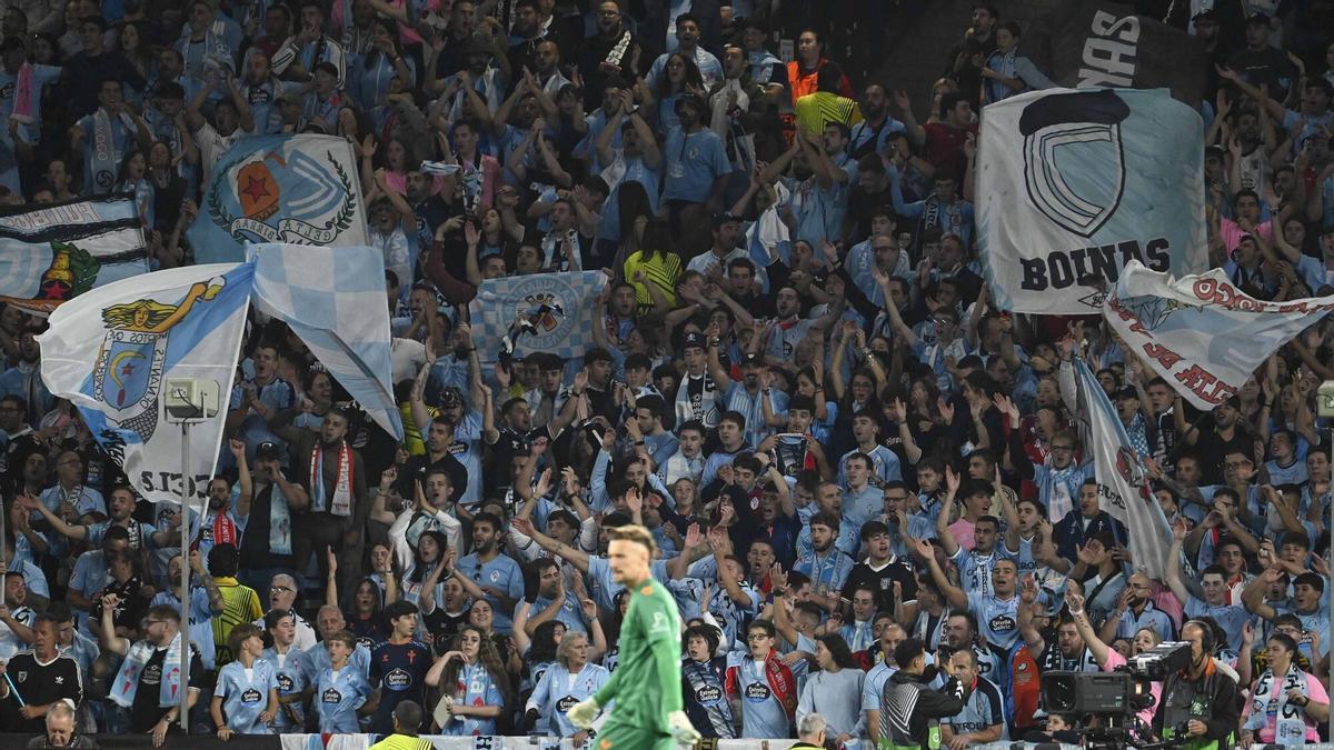 Radu, ante la afición del Celta durante el encuentro de la fase de liguilla en Balaídos contra el PAOK / Pablo Hernández Gamarra