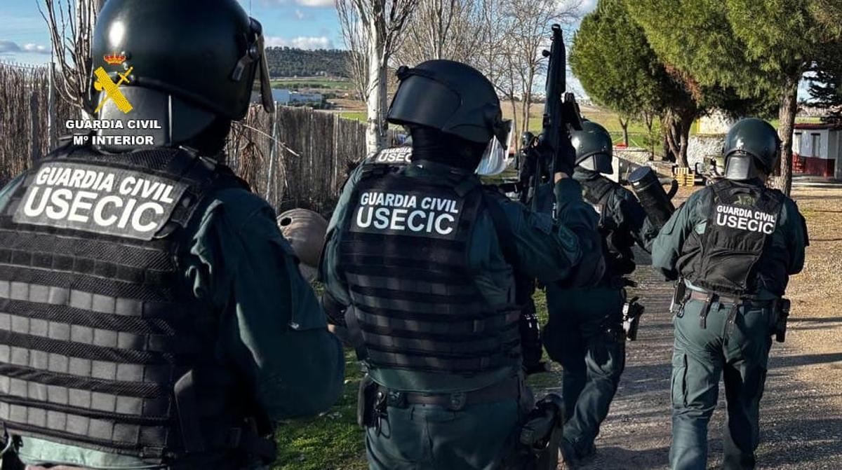Entrada de la Guardia Civil en un domicilio para las detenciones.