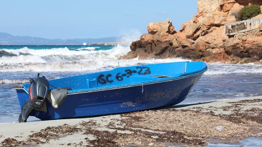 Una patera arribada a Cala Saona, en Formentera, el pasado 6 de marzo.