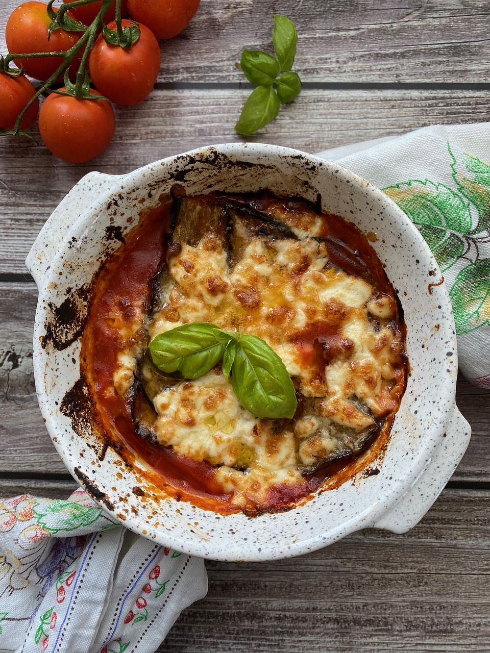 Berenjenas rellenas de carne y gratinadas en la freidora de aire.