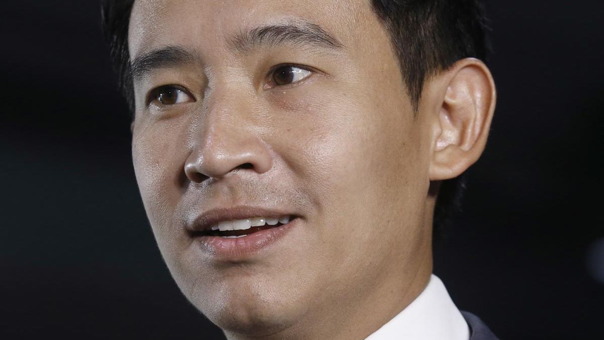El líder del partido reformista tailandés Move Foward, Pita Limjaroenrat, tras vencer en las elecciones, en Bangkok.