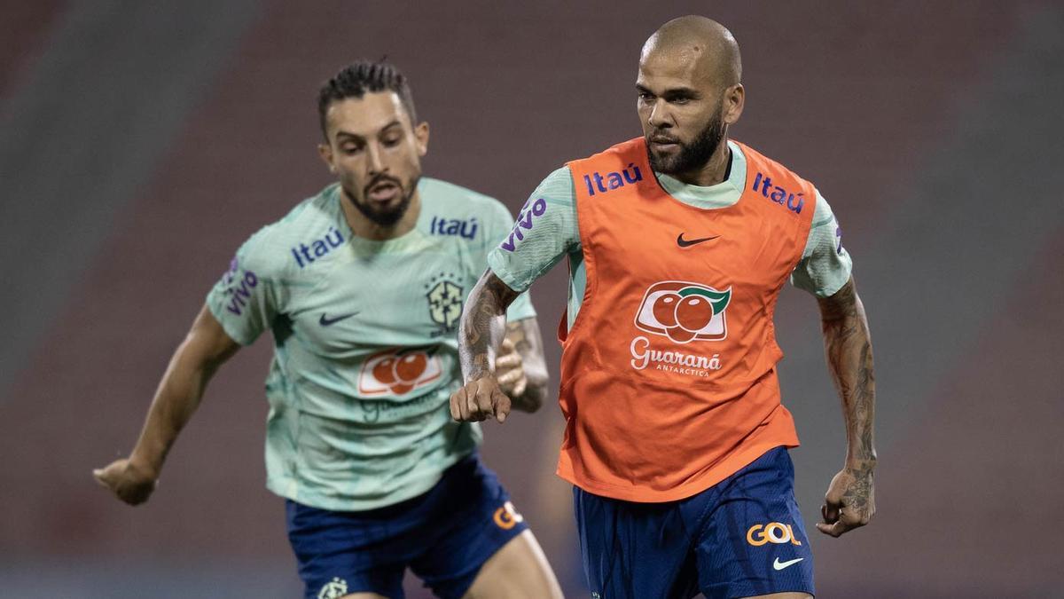 Dani Alves entrenando con la Seleçao en Qatar