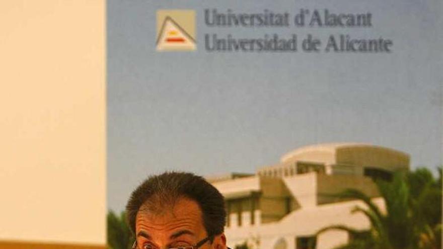 El rector de la UA, Ignacio Jiménez Raneda, durante una conferencia