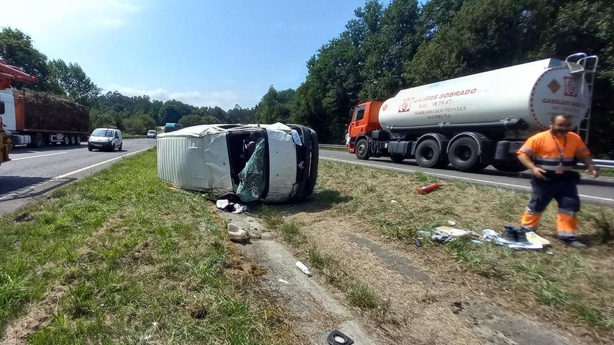 Evacuado al hospital el conductor de una furgoneta que volcó en la autovía