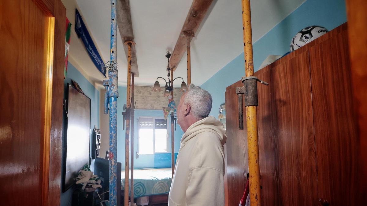 Lolo, uno de los vecinos de Somosierra que viven entre puntales.