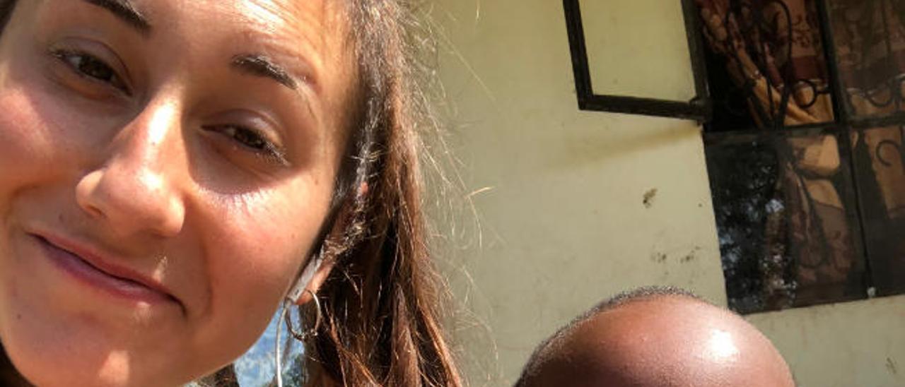 Marta García-Penasco junto a un niño en su voluntariado en Tanzania.