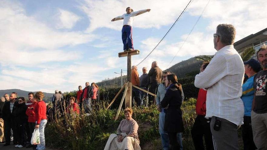 Los vecinos de Vilaboa llegaron a simular crucifixiones como protesta por la crisis del urbanismo. // G. S.