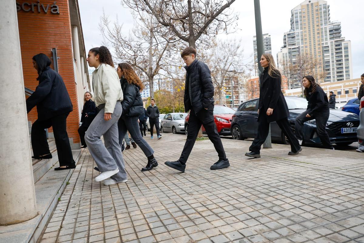 Despedida en València de las víctimas del naufragio de Indonesia: cientos de personas acuden al funeral